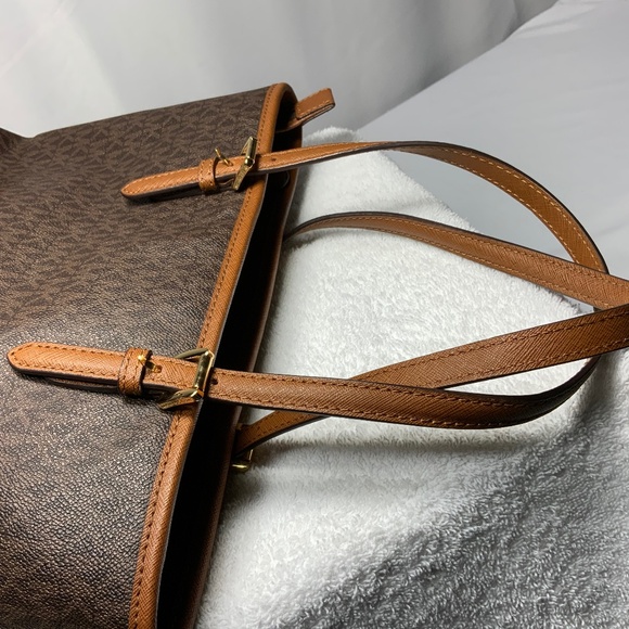 Michael Kors Jet Set Signature Bag - Picture 8 of 16